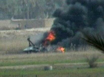 El helicóptero estadounidense que se estrelló ayer, en una imagen de un vídeo.