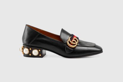 Mocasín de tacón medio con perlas y tachuelas y detalle tribanda de Gucci (890 €).