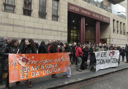 Compañeros y simpatizantes de los jóvenes acusados por el desalojo de Kukutza, en las puertas del Palacio de Justicia de Bilbao.