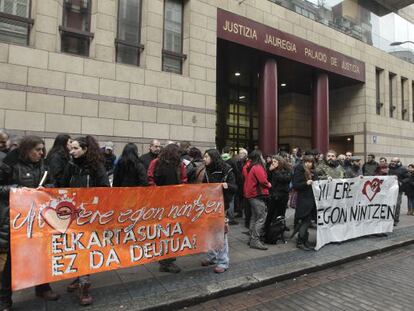 Compañeros y simpatizantes de los jóvenes acusados por el desalojo de Kukutza, en las puertas del Palacio de Justicia de Bilbao.