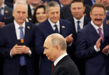 El presidente ruso, Vladímir Putin, llega al Gran Palacio del Kremlin para formalizar su nueva toma de posesión, este martes.