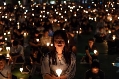 Participantes en una vigilia en Victoria Park, Hong Kong (China), para conmemorar la masacre de Tiananmen de 1989.