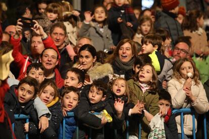 Niños y adultos durante el desfile de los Reyes Magos por las calles de Madrid