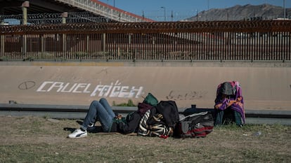Migrantes venezolanos frente al muro fronterizo entre México y Estados Unidos, en octubre de 2022 en Ciudad Juárez.