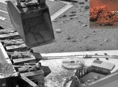Imagen del brazo de la sonda Phoenix recogiendo material del suelo de Marte. En la parte superior izquierda, en rojo, una muestra de suelo marciano facilitada por la NASA.