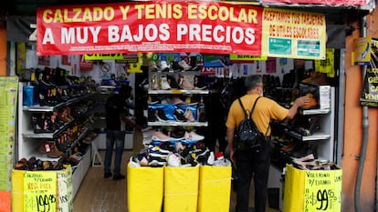 Un hombre a las afueras de una tienda de calzado de Ciudad de México, el 20 de noviembre de 2020.