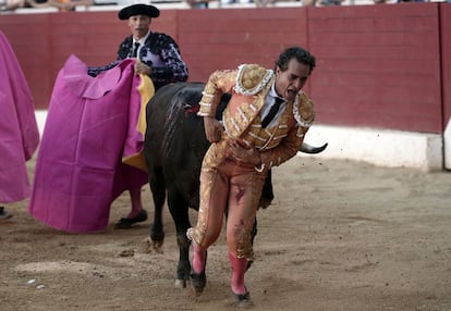 Fandiño lograr levantarse tras la cornada.