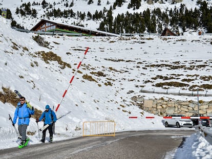 Dos excursionistas traspasan este sábado la barrera que da acceso a la estacion y pistas de esquí de Vallter 2000 (Girona).