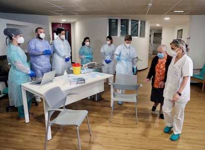 Una interna de la Residencia Mixta de Gijón, antes de recibir la vacuna, este domingo.