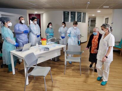 Una interna de la Residencia Mixta de Gijón, antes de recibir la vacuna, este domingo.