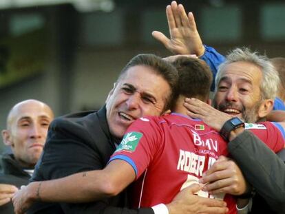 Sandoval abraza a Ibañez, tras el segundo gol a la Real.