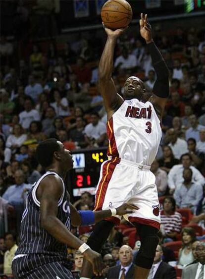 Dwayne Wade se dispone a lanzar a canasta.