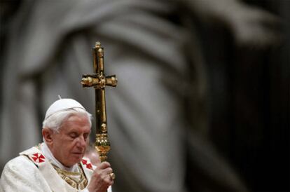 Benedicto XVI sujeta un crucifijo durante la Misa del Crisma