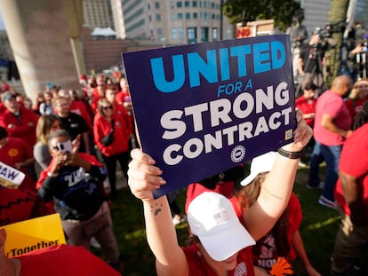 Miembros del sindicato United Auto Workers protestan en Detroit.