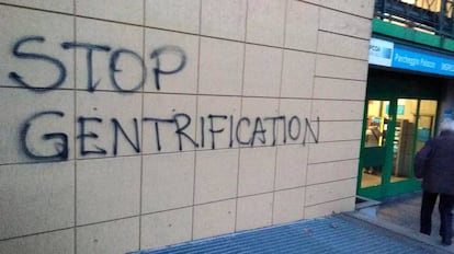 Pintada contra la gentrificación en una pared de Turín (Italia).  
