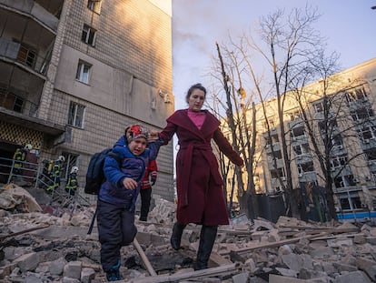 Una mujer y una niña son evacuadas de un edificio dañado en Kiev, este miércoles.