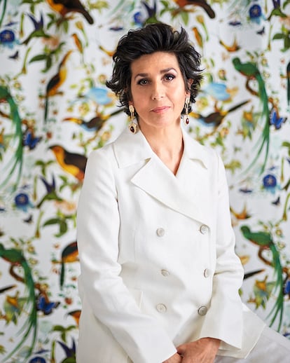 Elvira Mínguez lleva traje de lino de MIRTO y pendientes de Violeta by MANGO. El papel del fondo es de la colección Nuevo Mundo
de GASTÓN Y DANIELA (120 €).