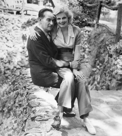 Paul Bern (Alemania, 1889- California, 1932) fue un productor, director y guionista del primer Hollywood. Más de 2.000 personas asistieron a su funeral. La nota de suicidio dedicada a su esposa, la superestrella Jean Harlow, no encontró resolución porque ella aseguró no entender a qué se refería con "esta es la única forma de arreglar lo que te he hecho y compensar mi humillación". La prensa, por su parte, sí que tenía una explicación: que Bern se suicidó porque era impotente. Las teorías van desde que fue asesinado por su primera mujer, quien días después se tiró de un ferry, hasta que la Metro-Goldwyn-Meyer ordenó su muerte porque él quería abandonar a Harlow tras sólo dos meses de matrimonio y el estudio no se podía permitir que su estrella más comercial quedase como una esposa torpe incapaz de retener a un marido. Enseguida la casaron con otro hombre, pero Harlow murió cuatro años después, en la cima de su carrera a los 26 años, víctima de una insuficiencia renal. En la imagen, el matrimonio Bern-Harlow, meses después de su boda, en 1932.