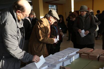 Votantes eligiendo sus papeletas para el Congreso y el Senado, durante la pasada cita electoral del 20-D.