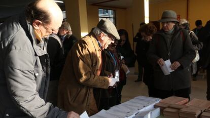 Votantes elegendo suas cédulas para o Congresso e o Senado, durante a passada cita eleitoral do 20-D.