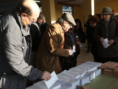 Votantes elegendo suas cédulas para o Congresso e o Senado, durante a passada cita eleitoral do 20-D.