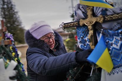 Maria Kurbet, de 77 años, ante la tumba de su hijo Vasyl, que perdió la vida combatiendo en Bajmut (este de Ucrania).