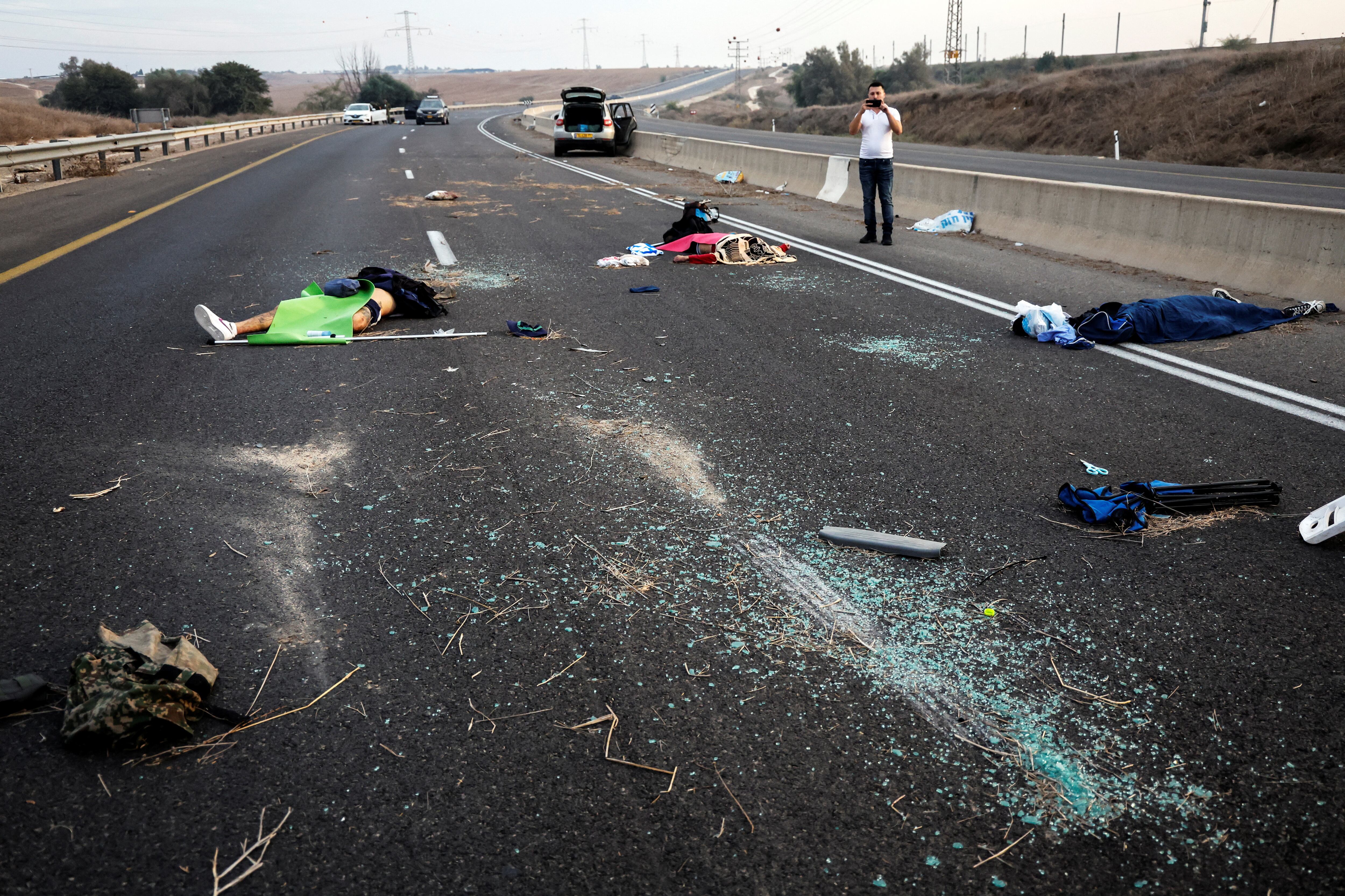 Varios cadáveres tendidos en la calzada de una carretera en Sderot (Israel), el sábado, tras el ataque de milicianos de Hamás. 