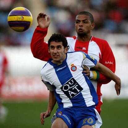 Coro y Felipe Melo persiguen el balón.