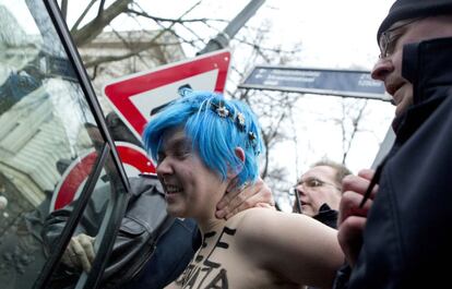 Una activista de Femen, arrestada en Berlín tras protestar ante la Embajada rusa.