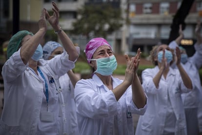 Una enfermera de la clínica Girona se emociona durante los minutos de aplausos que les dedicaban los vecinos a diario, desde que comenzó la pandemia, a las ocho de la tarde, en reconocimiento a la labor que desempeña el personal sanitario. Girona, 23 de abril 2020.