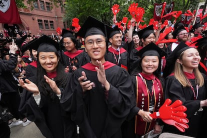 Estudiantes de Harvard aplaudían el 29 de mayo durante su ceremonia de graducación en la universidad.
