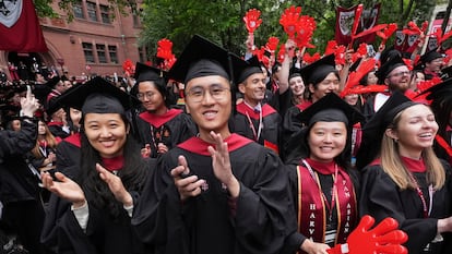 Estudiantes de Harvard aplaudían el 29 de mayo durante su ceremonia de graducación en la universidad.