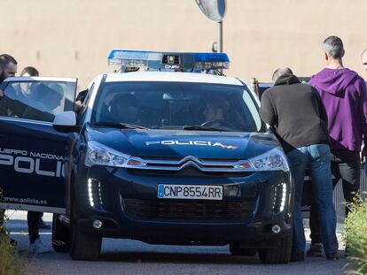 Imagen del día del homicidio en 2018 en el que se ve a la exmujer del agresor subiendo a un coche de Policía.