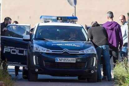 Imagen del día del homicidio en 2018 en el que se ve a la exmujer del agresor subiendo a un coche de Policía.