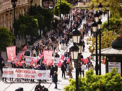 Cientos de trabajadores de Abengoa, a su paso por la avenida de la Constitución, se han manifestado este viernes en Sevilla para reclamar el mantenimiento de sus empleos.