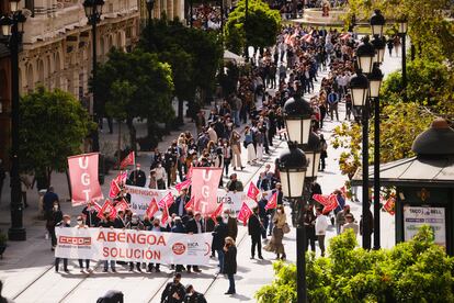 Cientos de trabajadores de Abengoa, a su paso por la avenida de la Constitución, se han manifestado este viernes en Sevilla para reclamar el mantenimiento de sus empleos.