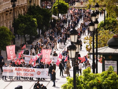 Cientos de trabajadores de Abengoa, a su paso por la avenida de la Constitución, se han manifestado este viernes en Sevilla para reclamar el mantenimiento de sus empleos.