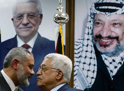 El primer ministro palestino, Ismail Haniya (izquierda), saluda al presidente, Mahmud Abbas, ayer en Gaza.