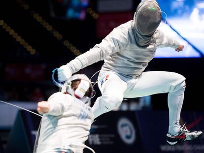 El francés Vincent Anstett salta celebrando su victoria ante su compatriota Bolade Apithy en los Campeonatos Mundiales de Esgrima en Leipzig (Alemania).