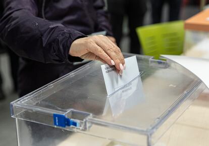 Una persona deposita su voto durante las pasadas elecciones municipales.