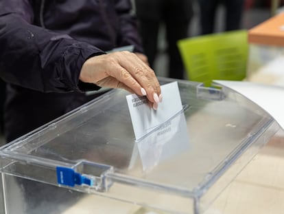 Una persona deposita su voto durante las pasadas elecciones municipales.