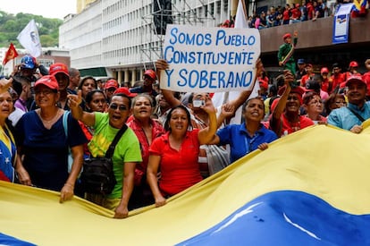 Simpatizantes del chavismo participan en un acto en el exterior de la sede del Consejo Nacional Electoral (CNE) en Caracas (Venezuela).