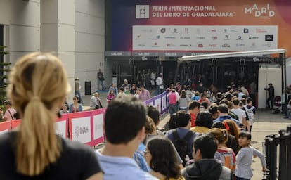 Asistentes a la Feria Internacional del Libro de Guadalajara 2017.
