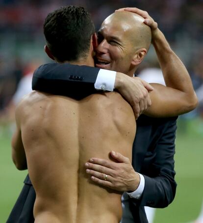 Zidane se abraza a Ronaldo después de marcar el último penalty que daría la victoria al Real Madrid, el 28 de mayo de 2016, en Milán (Italia).