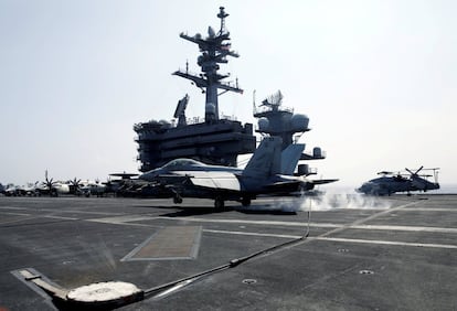 Un caza estadounidense F18 aterriza con la ayuda de un gancho de cola en el portaviones USS Carl Vinson después de tomar parte en un ejercicio rutinario en el mar del sur de China.