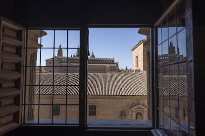 Vista de la catedral de Salamanca desde el salón principal del Palacio.