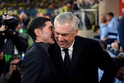 Marcelino García Toral y Carlo Ancelotti se saludan antes del partido.