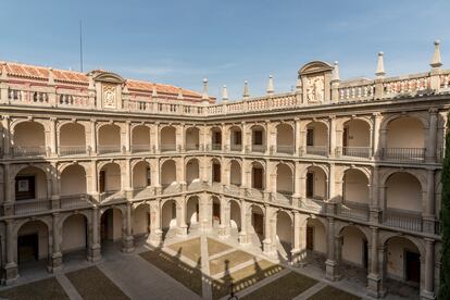 La Universidad Cisneriana se convirtió en el Siglo de Oro en toda una referencia del saber. Por sus aulas pasaron maestros tan ilustres como Antonio de Nebrija, Lope de Vega, Quevedo o Calderón.