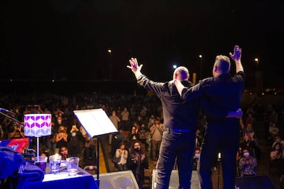 Loquillo, a la derecha, y Gabriel Sopeña, saludan al público durante su concierto en Torrelavega, Cantabria, el pasado 13 de agosto.