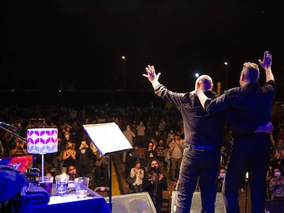 Loquillo, a la derecha, y Gabriel Sopeña, saludan al público durante su concierto en Torrelavega, Cantabria, el pasado 13 de agosto.